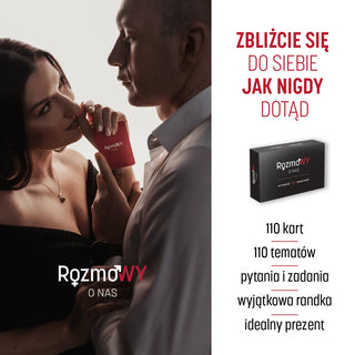 Elegancko ubrana para zakochanych. Kobieta i mężczyzna stoją przodem do siebie, bardzo blisko, spoglądają na siebie z pożądaniem. Kobieta zalotnie przykłada do ust dłoń, w której trzyma kartę z gry Rozmowy o nas.