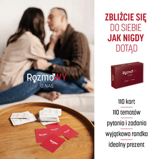 Zdjęcie pokazuje karty z gry Rozmowy o nas rozłożone na drewnianym stoliku,  a w tle zakochana para obejmująca się czule na na kanapie.